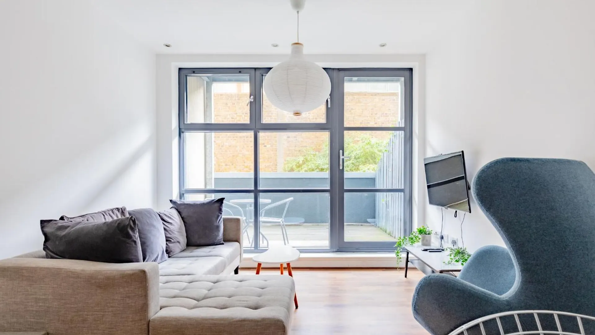 Apartment Ferienwohnung Contemporary 2Bd Flat W Patio In East London