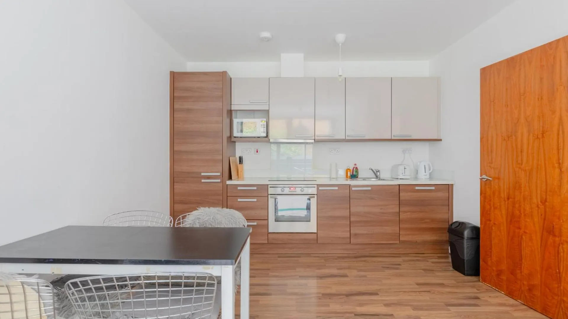 Ferienwohnung Contemporary 2Bd Flat W Patio In East London
