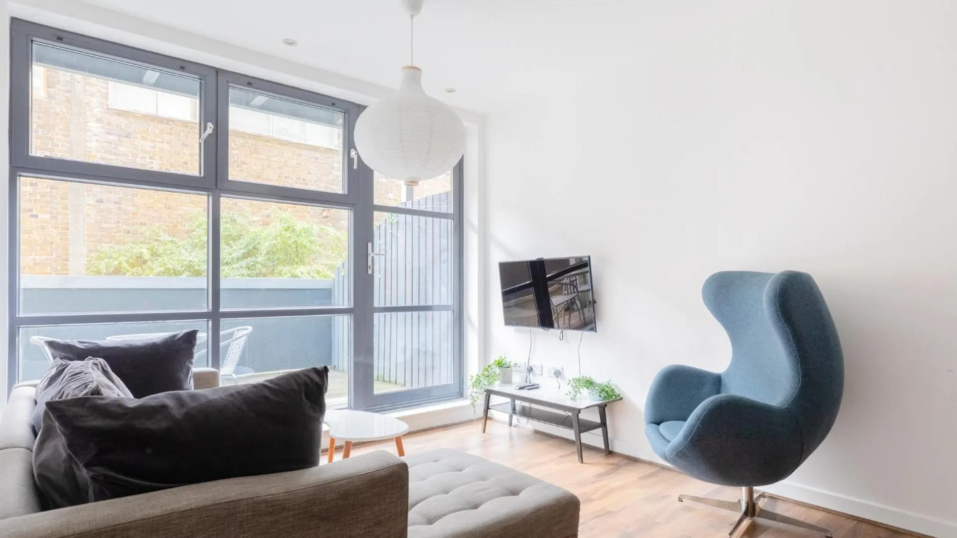 Apartment Ferienwohnung Contemporary 2Bd Flat W Patio In East London