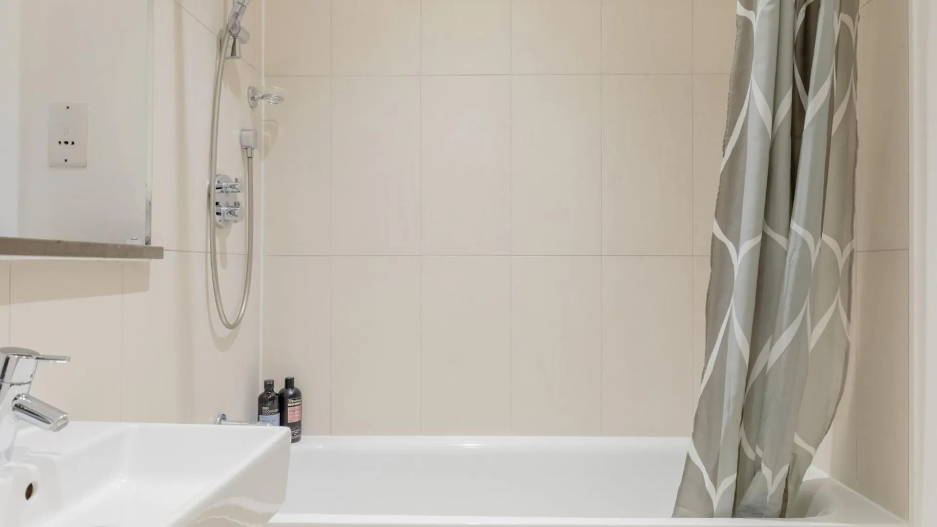 Apartment Ferienwohnung Contemporary 2Bd Flat W Patio In East London