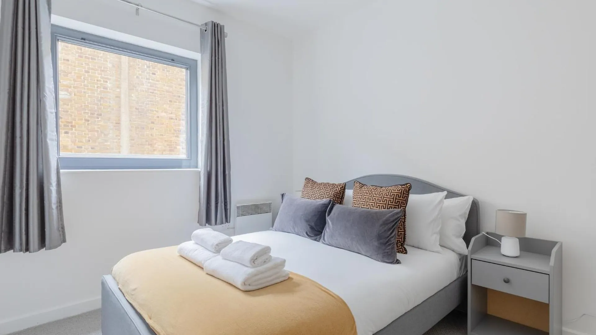 Ferienwohnung Contemporary 2Bd Flat W Patio In East London Apartment