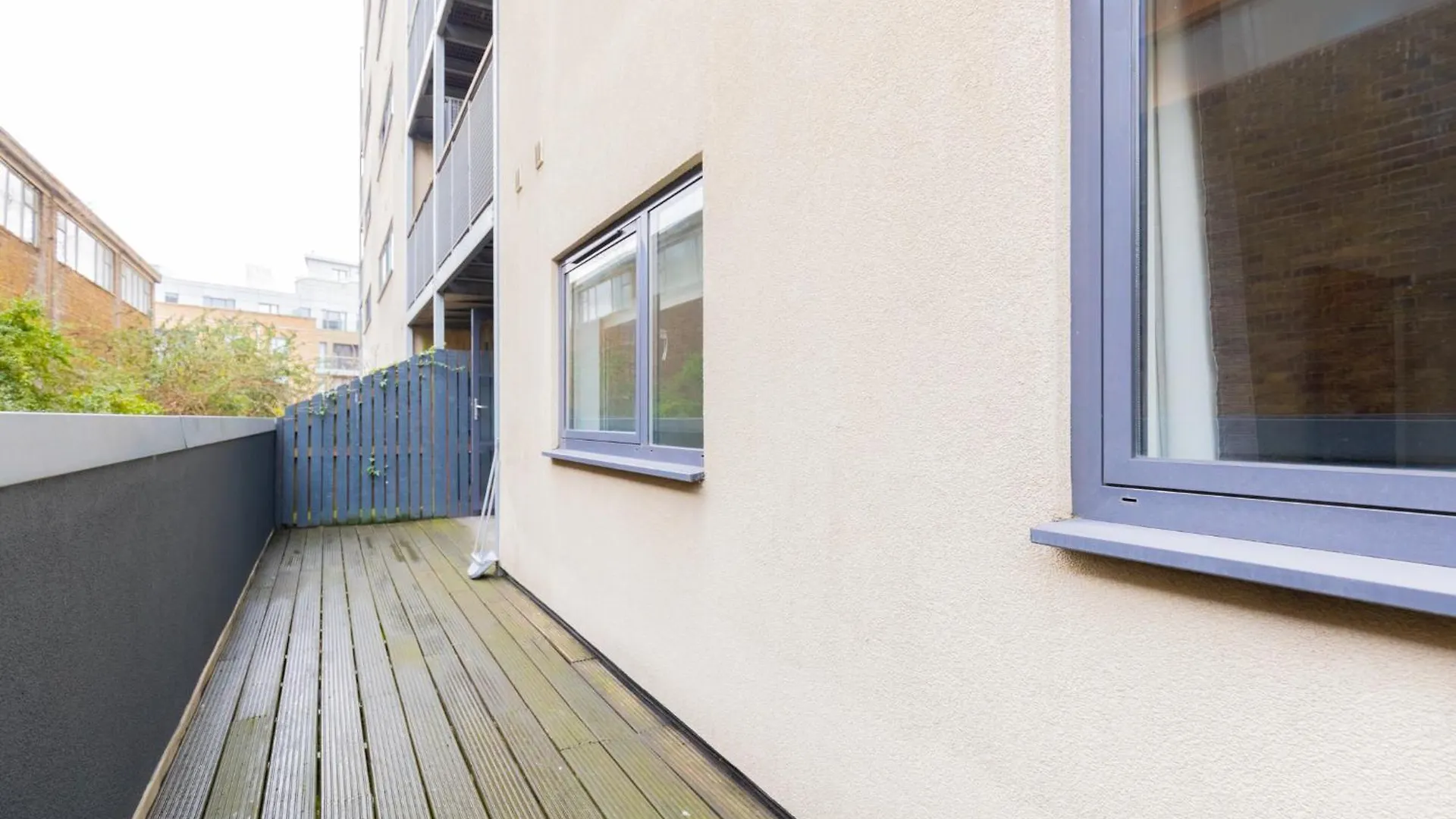 Ferienwohnung Contemporary 2Bd Flat W Patio In East London