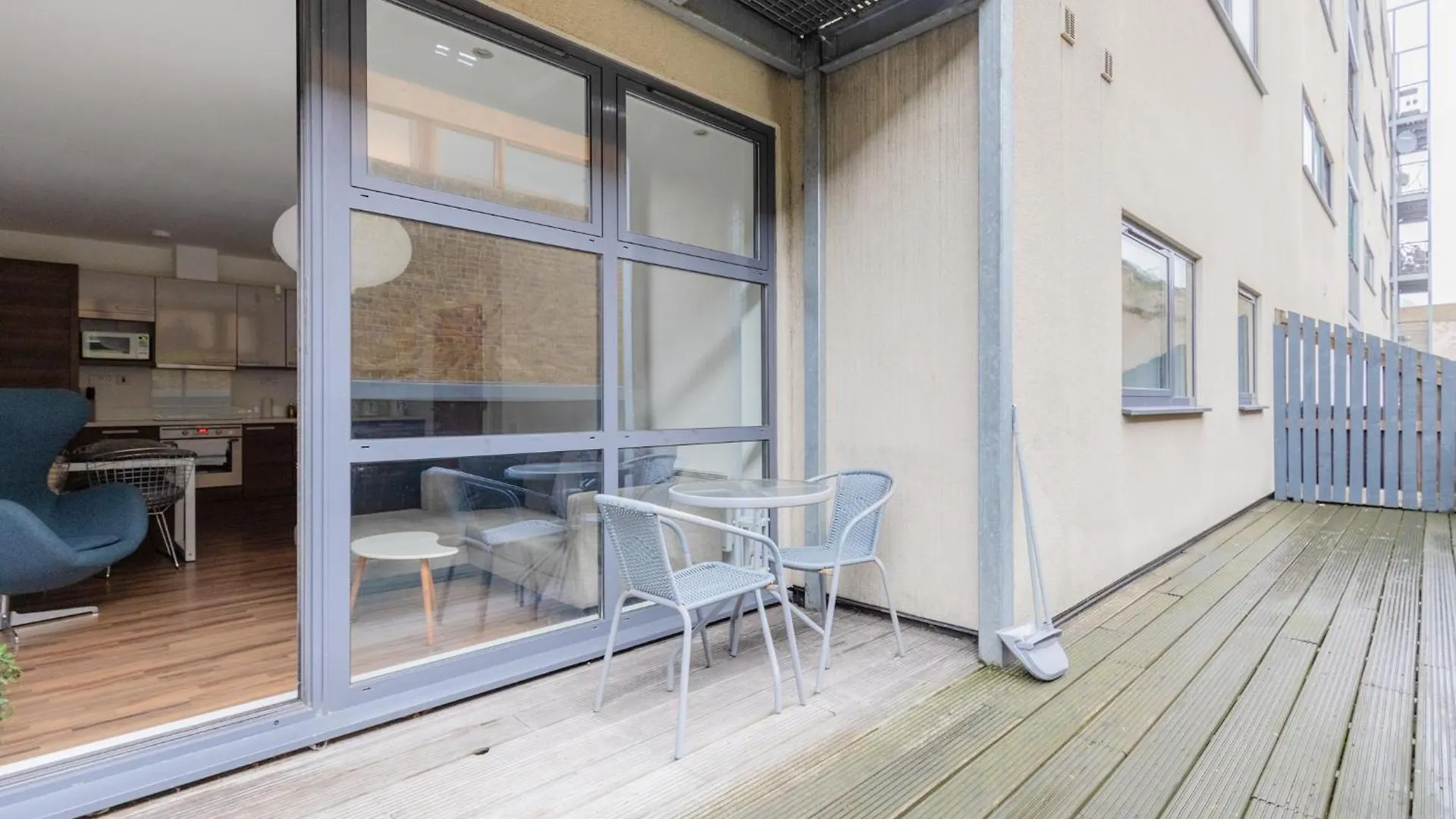 Apartment Ferienwohnung Contemporary 2Bd Flat W Patio In East London